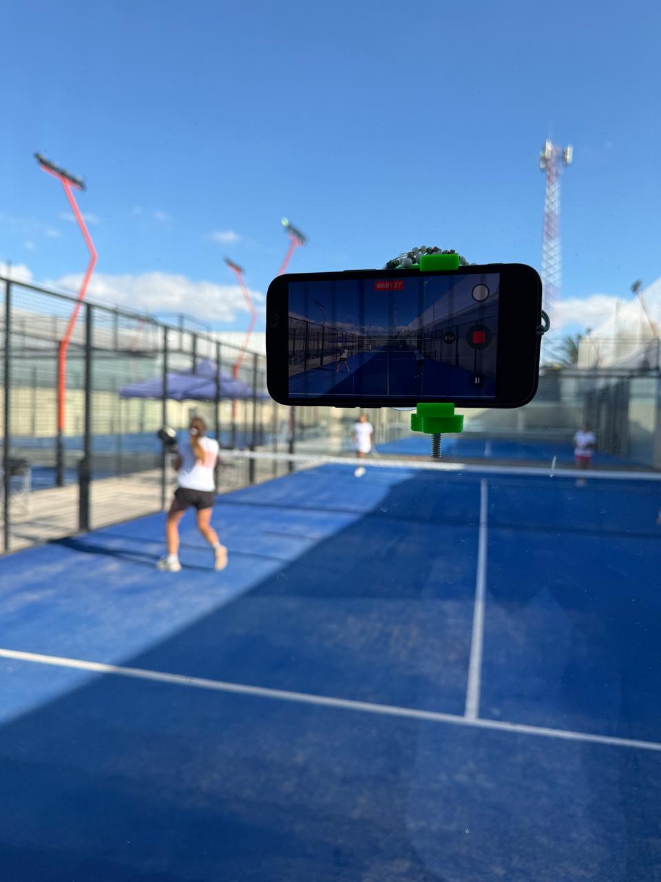 PadelClip pegado al vidrio filmando un partido de p&aacute;del